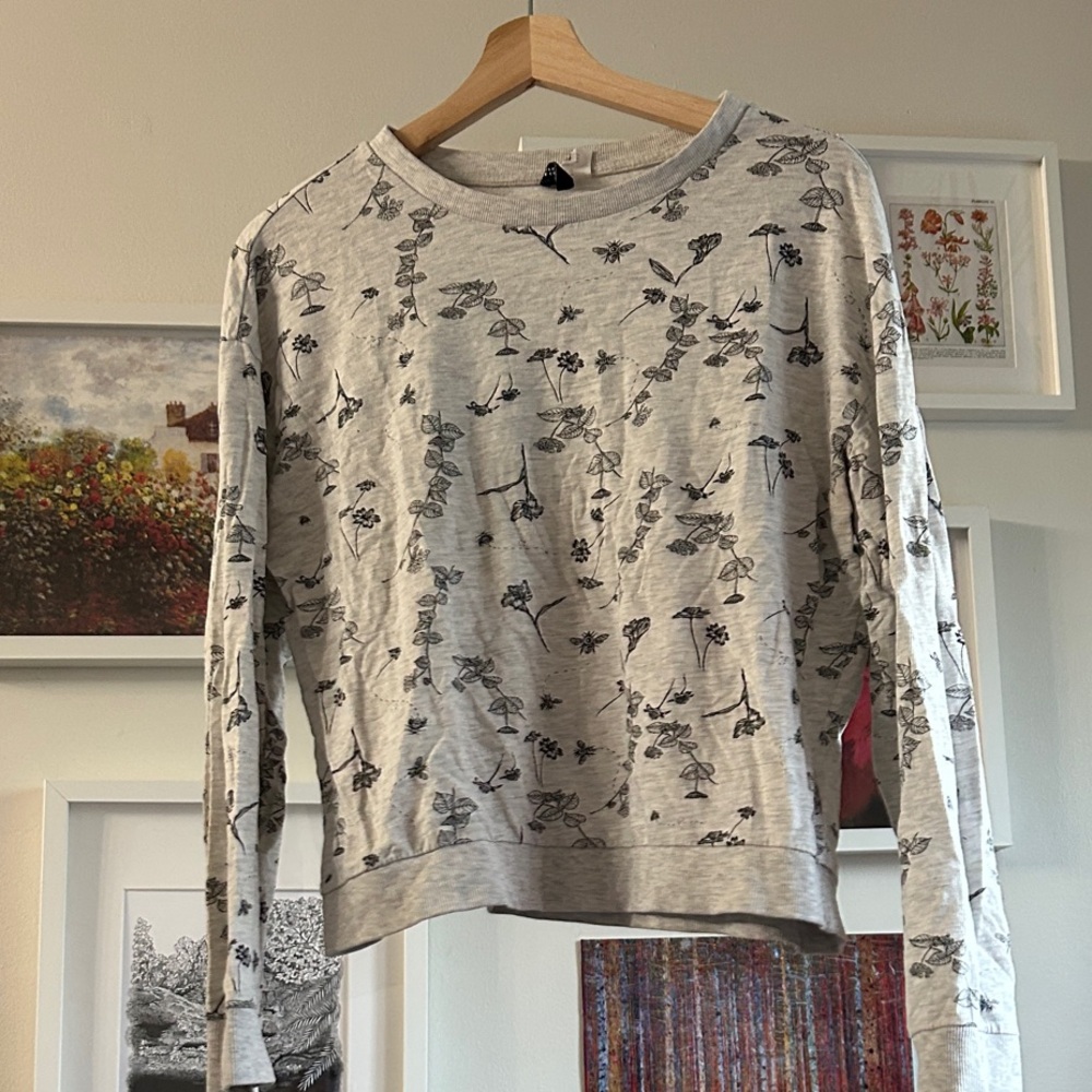 H&M Divided Sweater Jumper Sweatshirt Light Gray Top Patterned Leaves Flowers